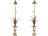 paire de lampes en laiton et marbre ornées de feuilles de palmier sur leurs socles