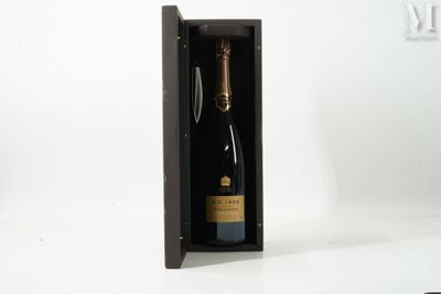 une bouteille de champagne dans un coffret en bois avec un tire-bouchon