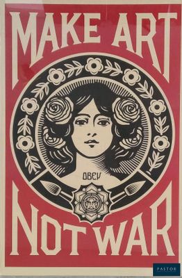 affiche représentant une femme avec une rose dans les cheveux, accompagnée de la devise « Make art, not war »