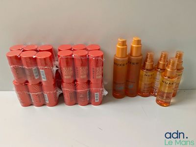 un lot de flacons de lotion posés les uns à côté des autres sur une table