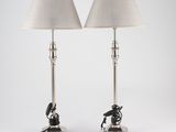 une paire de lampes plaquées argent ornées d'un oiseau sur le socle