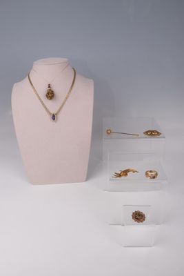 trois bijoux exposés sur un fond blanc