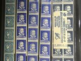 beaucoup de timbres dans un étui noir posé sur une table