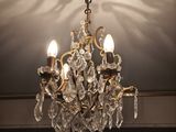 un lustre suspendu au plafond d'une pièce