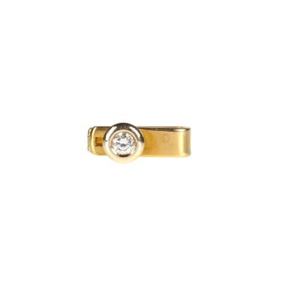 Gros plan sur une bague en or ornée d'un diamant