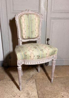 une chaise posée par terre devant une porte