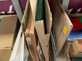 une pile de boîtes posées sur le sol