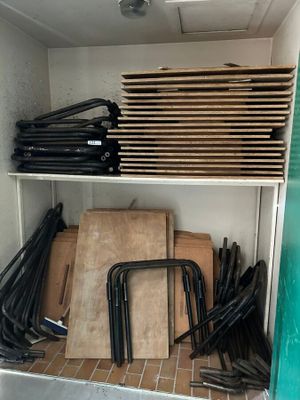 une étagère remplie de chaises et de planches à découper dans une pièce