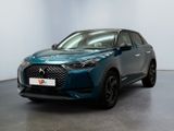 une voiture bleue garée dans une pièce aux murs blancs