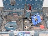 une boîte à outils bleue avec des outils sur le sol