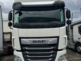 une photo d'un camion blanc garé dans un parking