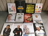 Plusieurs livres de cuisine sont empilés les uns sur les autres sur une table