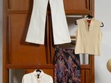 une photo d'une armoire avec des vêtements suspendus dedans