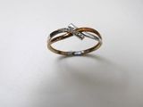 une image d'une bague en diamant sur une surface blanche