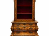 l'image d'une armoire en bois surmontée d'un miroir