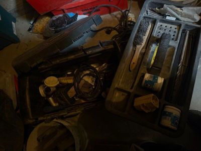 une boîte d'outils posée sur le sol à côté d'une boîte d'outils