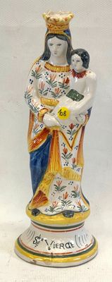 une figurine représentant une femme tenant un enfant dans ses bras