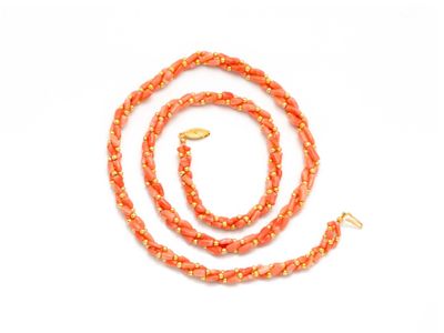 un collier de perles orange muni d'un fermoir doré, sur fond blanc
