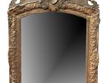 un miroir richement sculpté sur fond blanc, avec un fond blanc