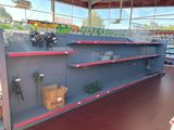 de nombreuses étagères vides dans un magasin où se trouvent de nombreux articles