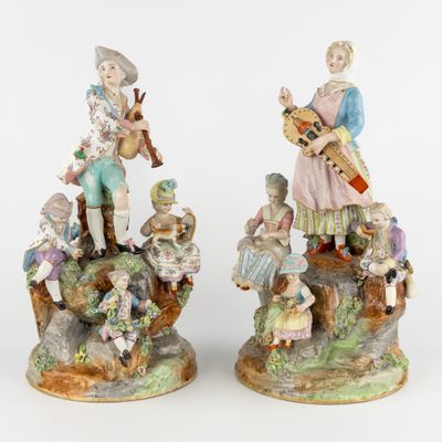 deux figurines représentant des enfants jouant de la musique et jouant d'un instrument