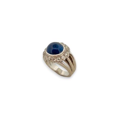 Bague en or gris 18K (750), ornée d'un saphir ovale cabochon…