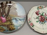 deux assiettes posées sur une table