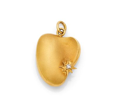 un pendentif en forme de pomme dorée surmonté d'une étoile
