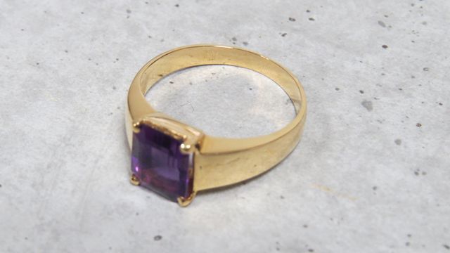 Bague en or jaune 750 millièmes ornée au centre d'une améthyste d...