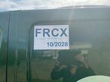 quelqu'un en train de prendre une photo d'un autocollant « Frox » à l'arrière d'un camion