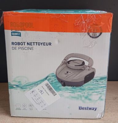 emballage d'un robot nettoyeur dans une boîte posée sur une table