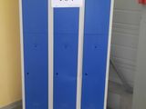 un casier bleu et blanc près d'un mur jaune