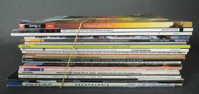 plusieurs livres empilés sur une table