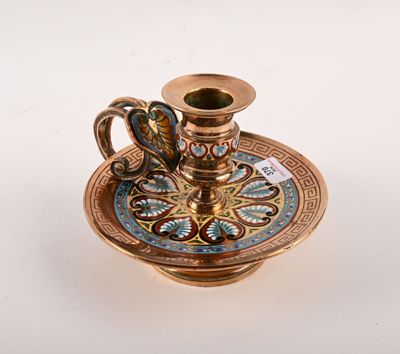 une assiette en or ornée d'un motif bleu et vert