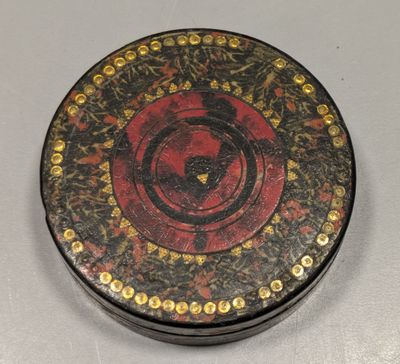 une image représentant une boîte décorative posée sur une table