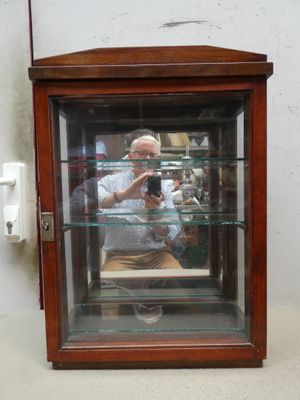 un homme en train de se prendre en photo dans une vitrine
