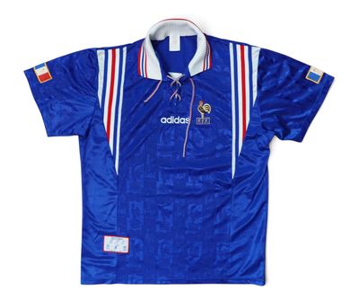 un gros plan d'une chemise bleue ornée d'une rayure rouge, blanche et bleue
