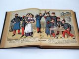 un livre ouvert sur lequel figure la photo d'un groupe de personnes