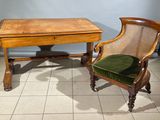 deux chaises et une table dans une pièce