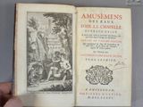 Quelqu'un tient un livre sur lequel figure l'image d'un homme et d'une femme.
