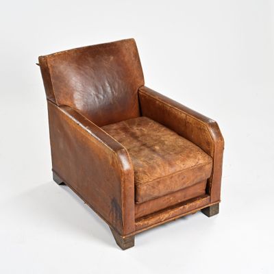 fauteuil en cuir marron sur fond blanc, avec une toile de fond blanche