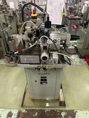 une machine installée à l'intérieur d'une usine