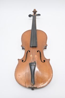 un vieux violon sur fond blanc, avec un archet à l'arrière