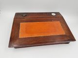 un vieux bureau en bois avec un plateau en cuir marron et un piètement en bois