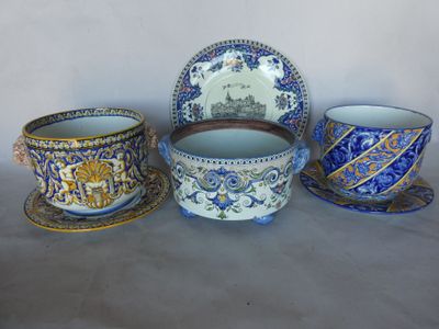 trois tasses et soucoupes sont alignées sur une table