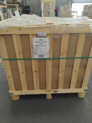 une palette en bois posée sur une autre palette