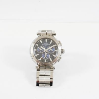 un gros plan d'une montre sur une surface blanche avec un fond blanc