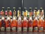Des bouteilles de vin sont alignées sur une table dans un magasin