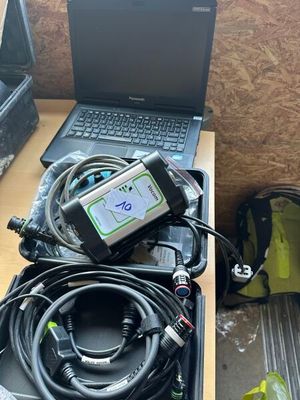 un ordinateur portable posé sur une table à côté d'un autre ordinateur portable