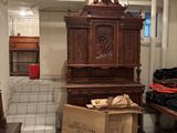 une armoire en bois au milieu d'une pièce